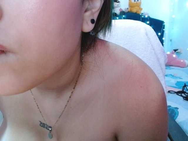 le modèle Karoline-lov3 est en webcam porno dans un show sur le site bongacams, il possède les tags suivants: Latino/Hispanic,Brunette,Shaved