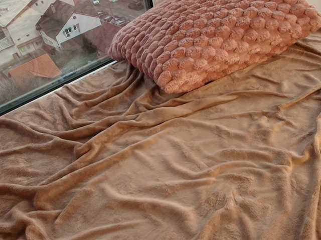 EmilyxJames live cam