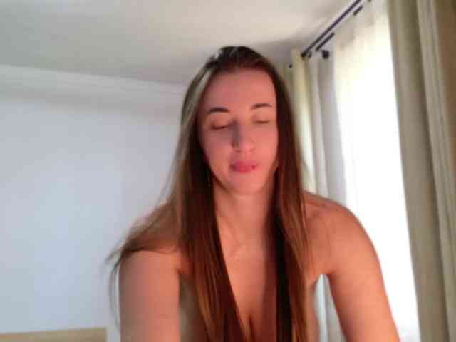 Модель: EmilyXJames