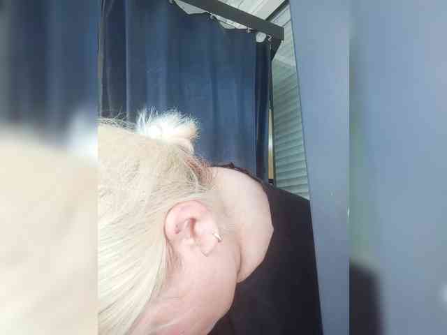blondy_girl1499 webcam