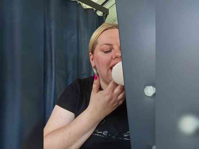 blondy_girl1499 webcam