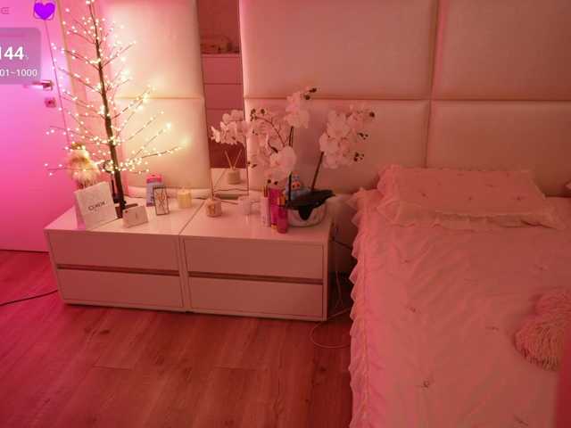 LilyColins's BongaCams show and profile