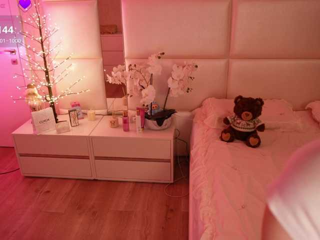 LilyColins's BongaCams show and profile