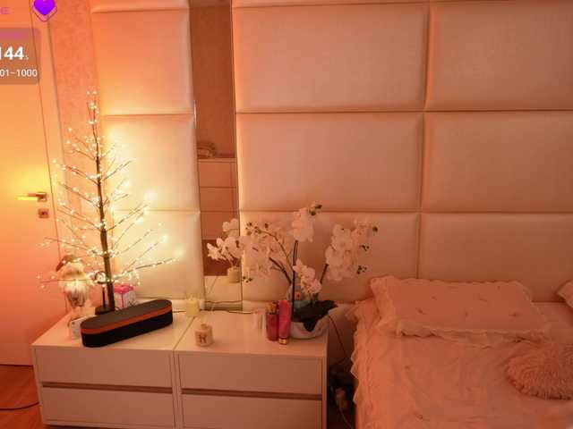 LilyColins's BongaCams show and profile