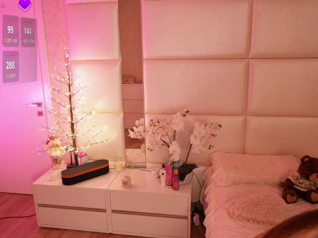 LilyColins's BongaCams show and profile