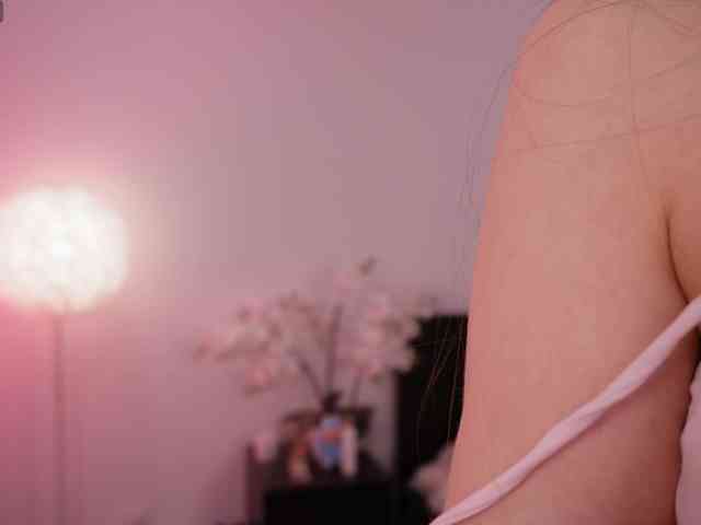 LilyColins webcam