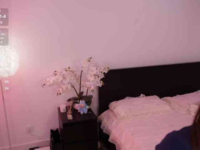 LilyColins webcam