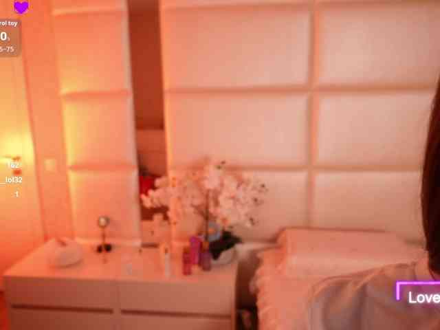 LilyColins webcam
