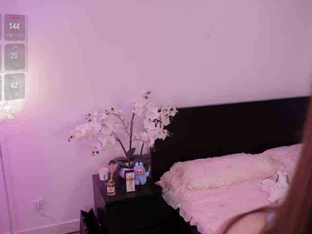 LilyColins webcam
