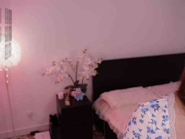 LilyColins webcam