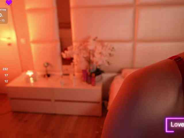 LilyColins webcam