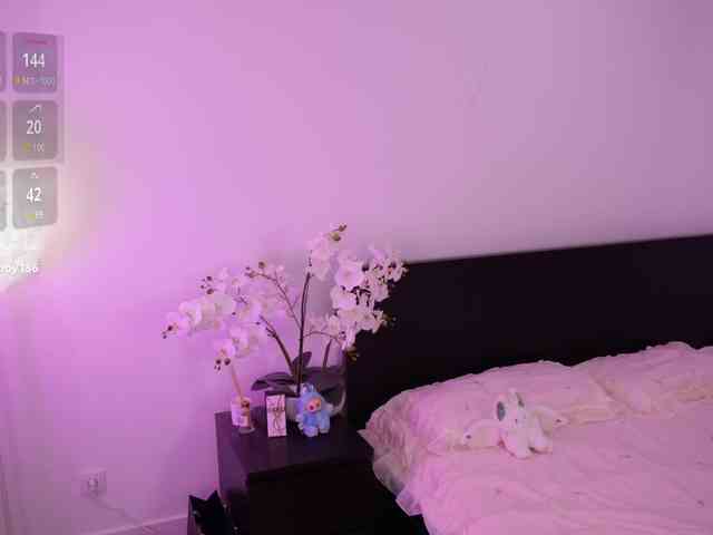 LilyColins webcam