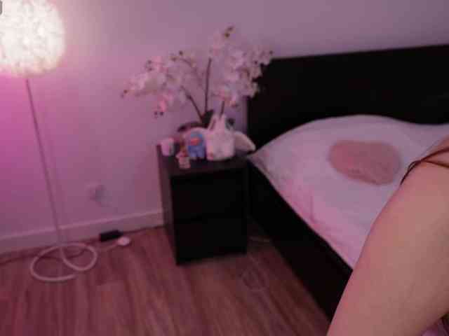 LilyColins webcam
