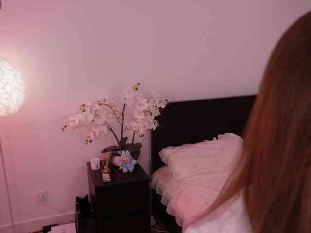 LilyColins webcam