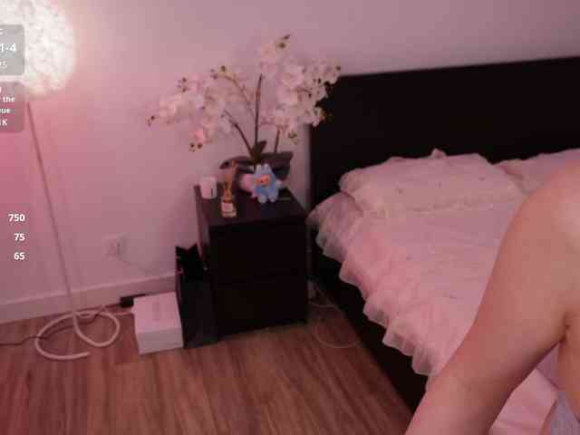 LilyColins webcam