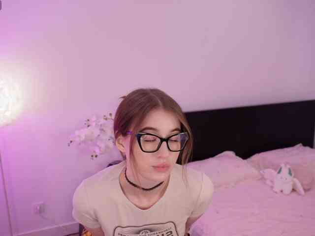 LilyColins webcam