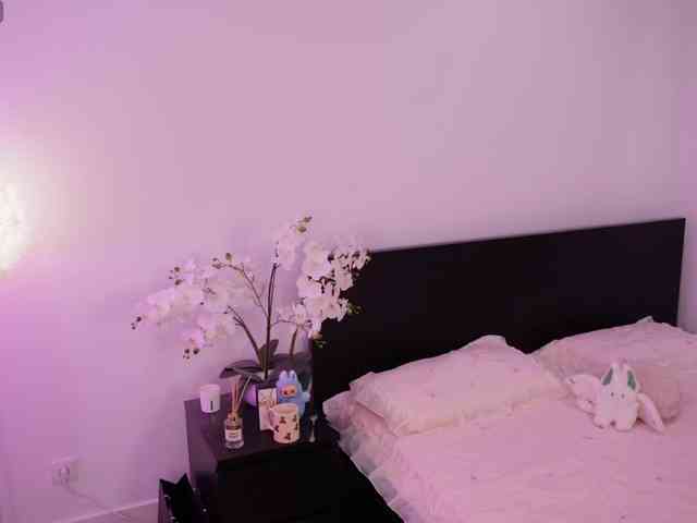 LilyColins webcam