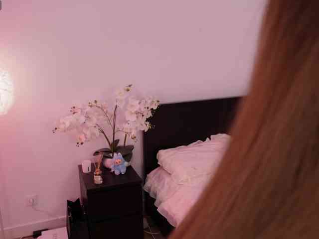 LilyColins webcam