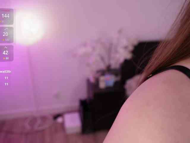 LilyColins webcam