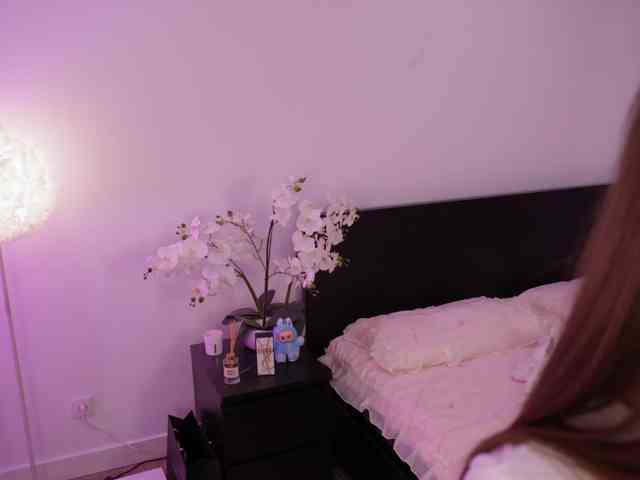 LilyColins webcam