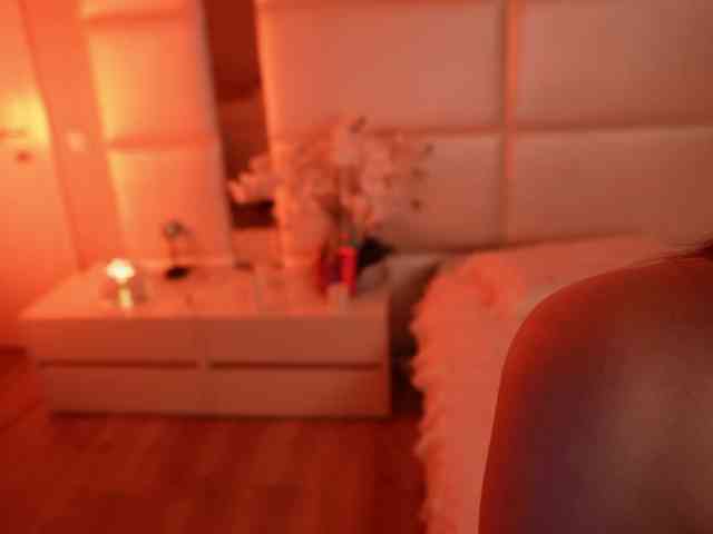 LilyColins webcam