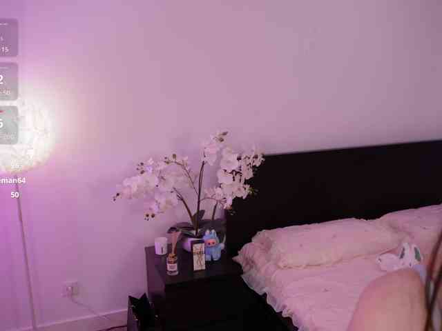 LilyColins webcam
