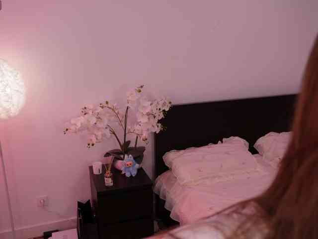 LilyColins webcam