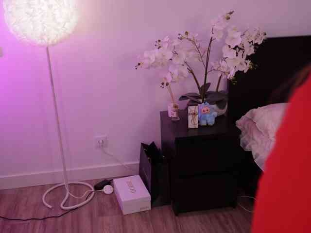 LilyColins webcam