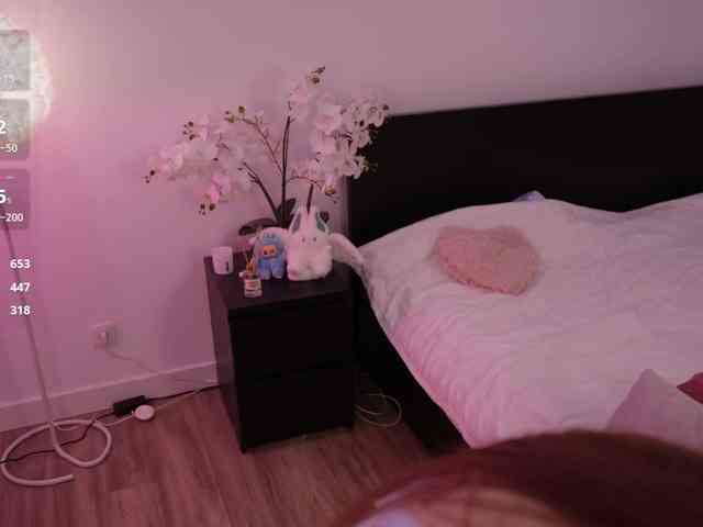 LilyColins webcam