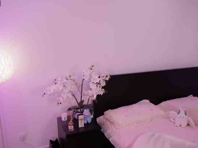 LilyColins webcam