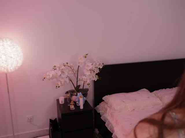 LilyColins webcam