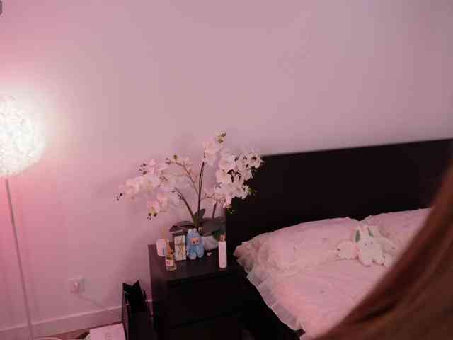 LilyColins webcam