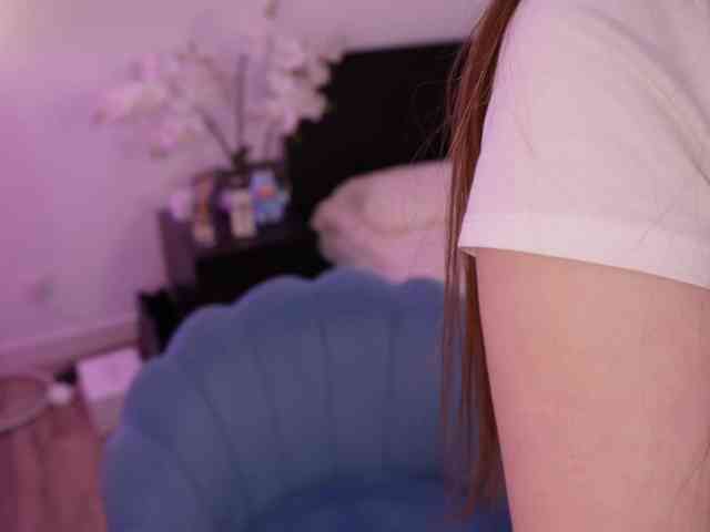 LilyColins webcam