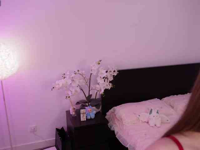 LilyColins webcam
