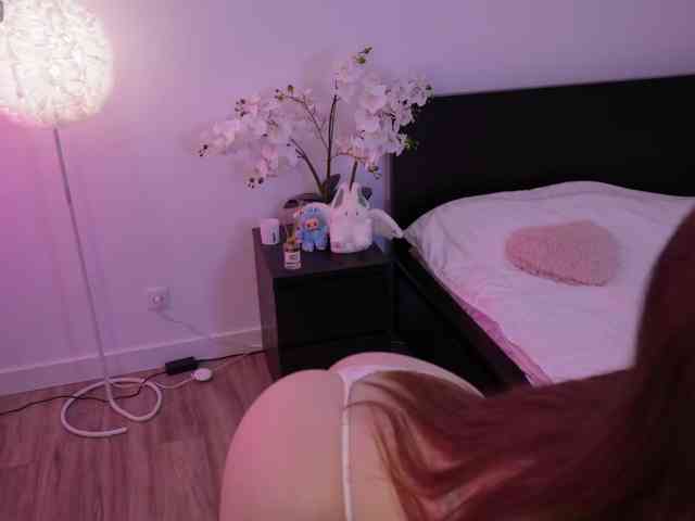 LilyColins webcam