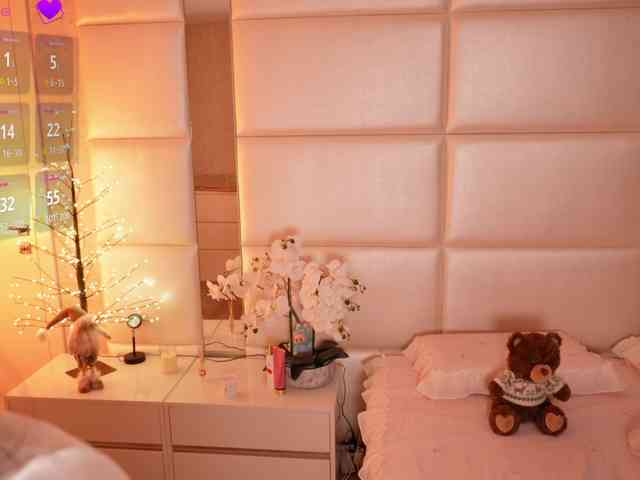 LilyColins LilyColins