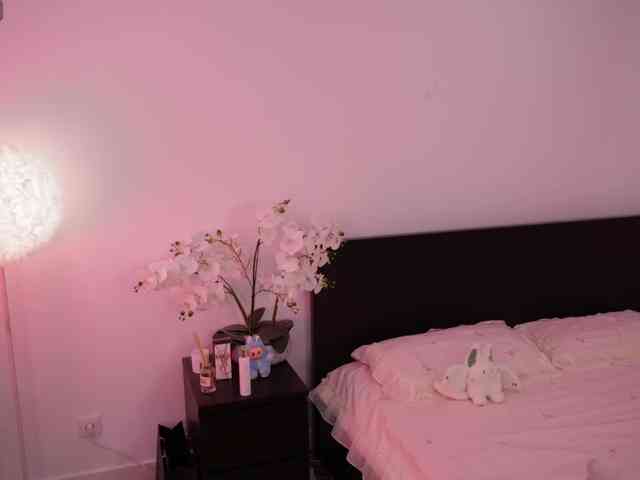 LilyColins webcam