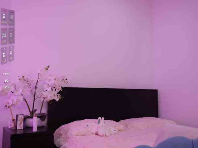 LilyColins webcam