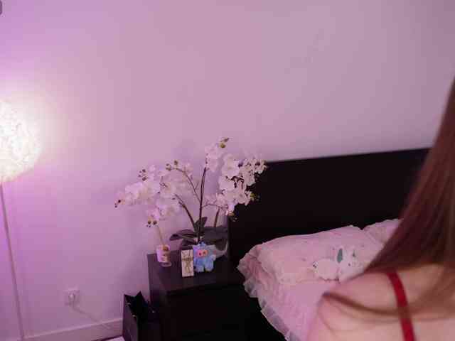 LilyColins webcam
