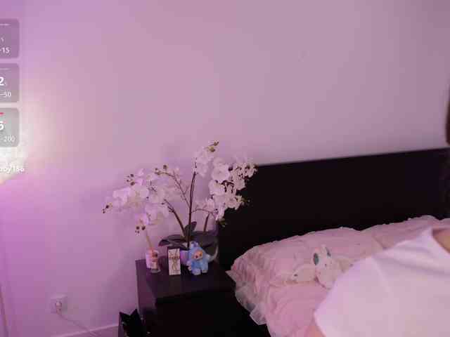 LilyColins webcam