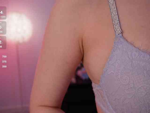 LilyColins webcam