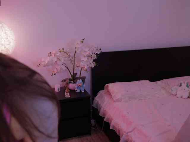 LilyColins webcam