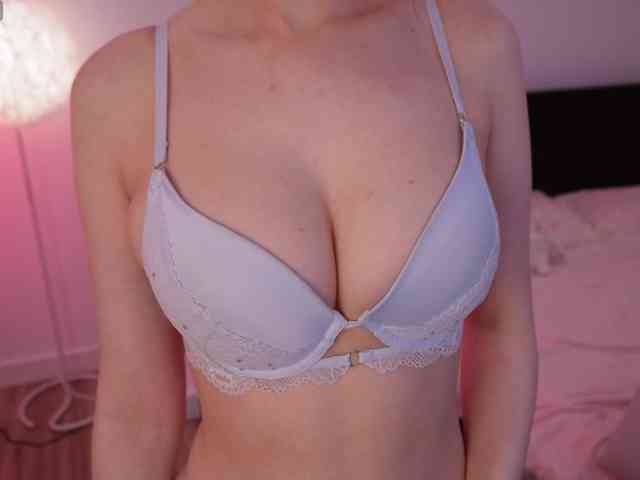 LilyColins webcam