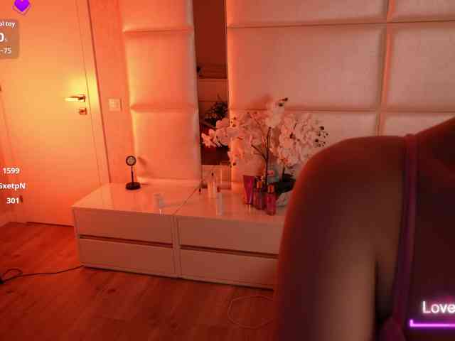 LilyColins webcam