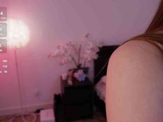 LilyColins webcam