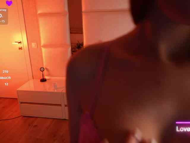 LilyColins webcam