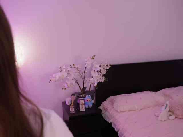 LilyColins webcam