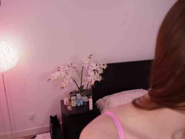 LilyColins webcam