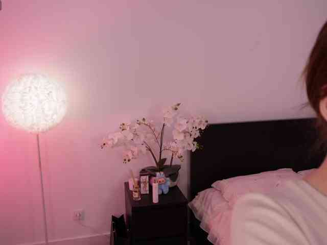 LilyColins webcam