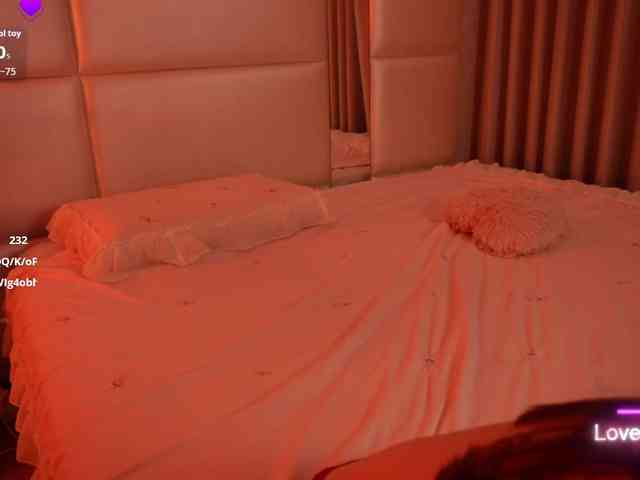 LilyColins webcam